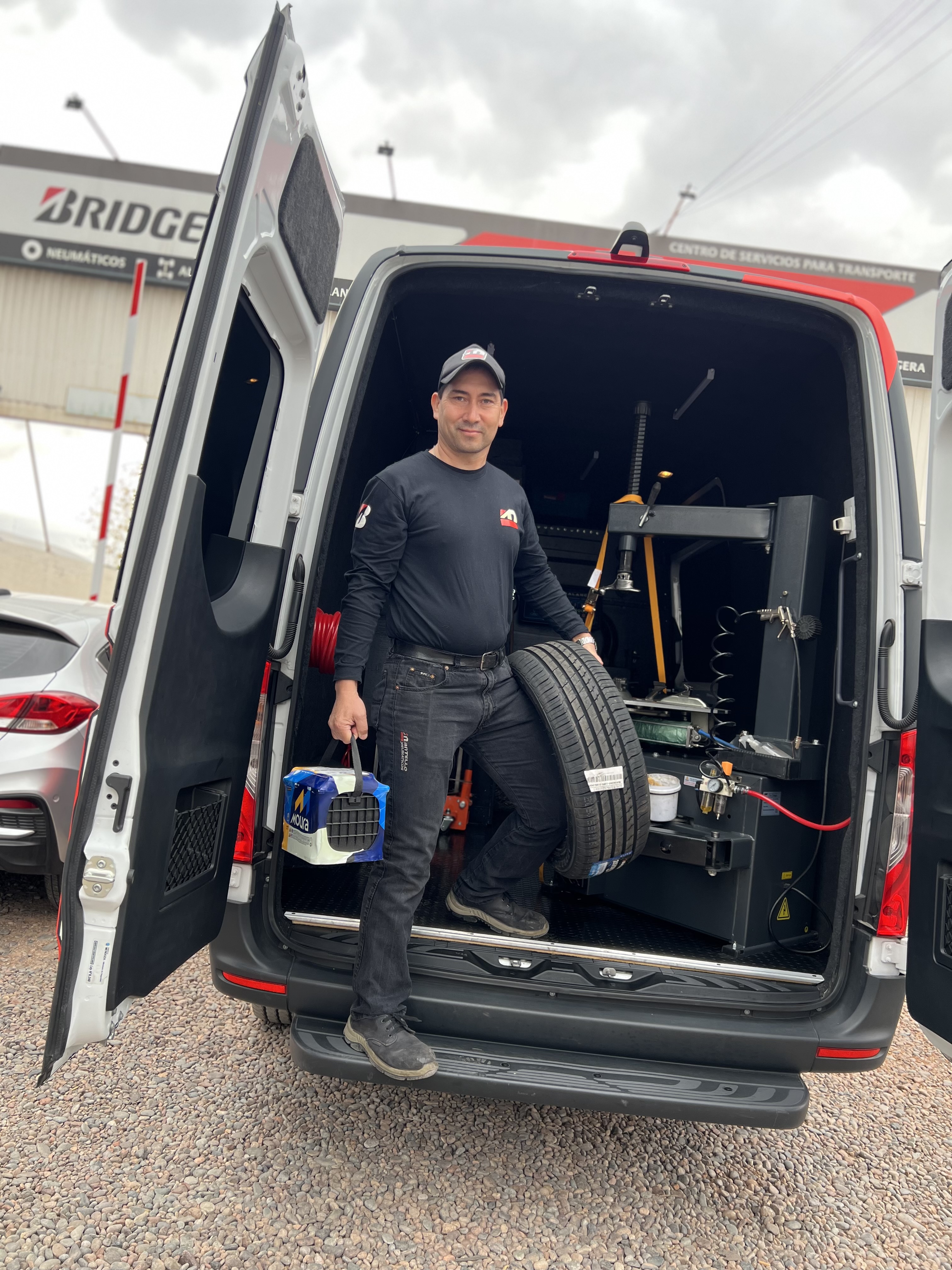 Técnico Mantello con neumático y equipamiento completo en Sprinter abierta - Servicio profesional