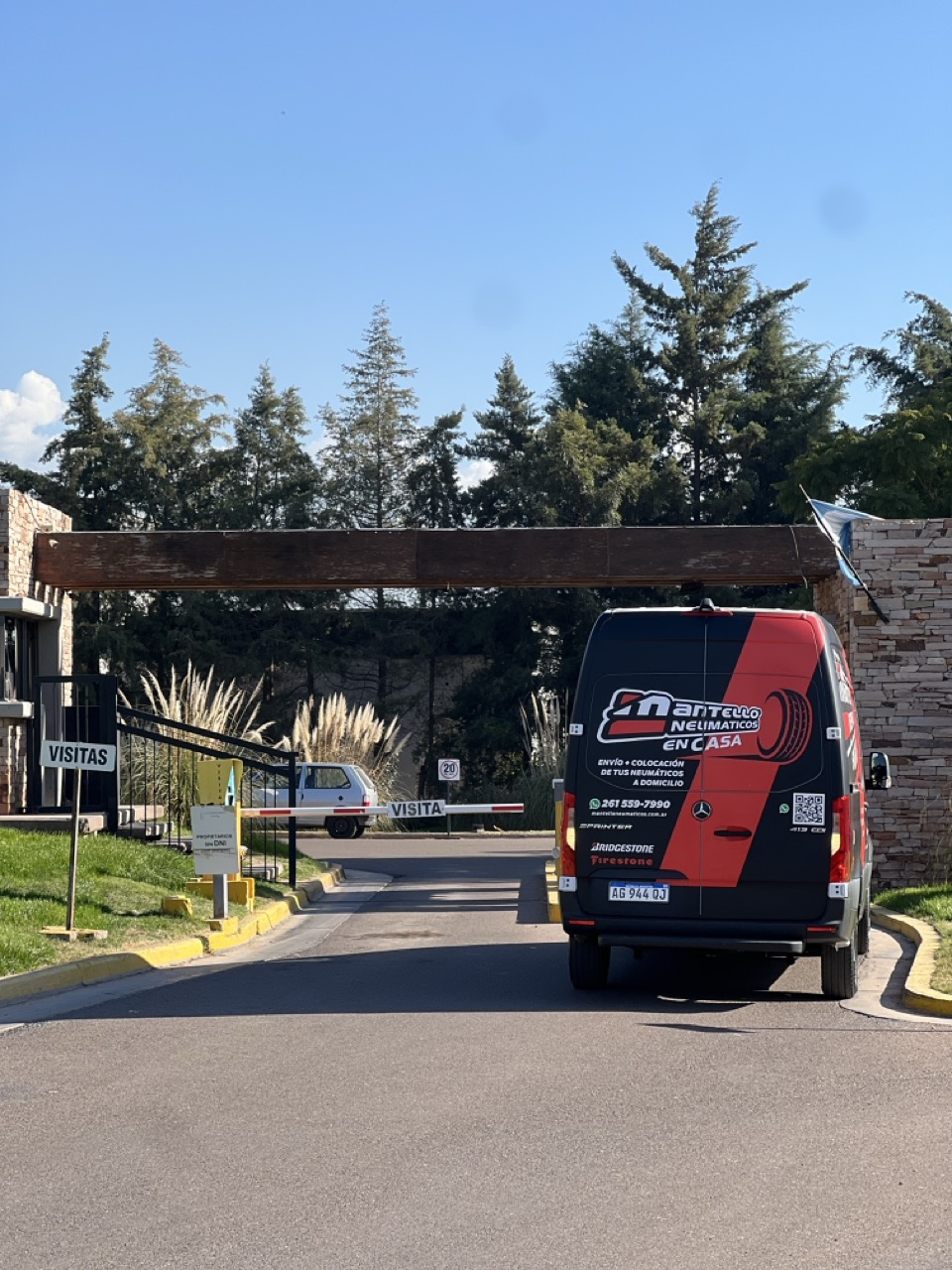 Sprinter Mantello llegando a barrio privado para servicio de neumáticos a domicilio